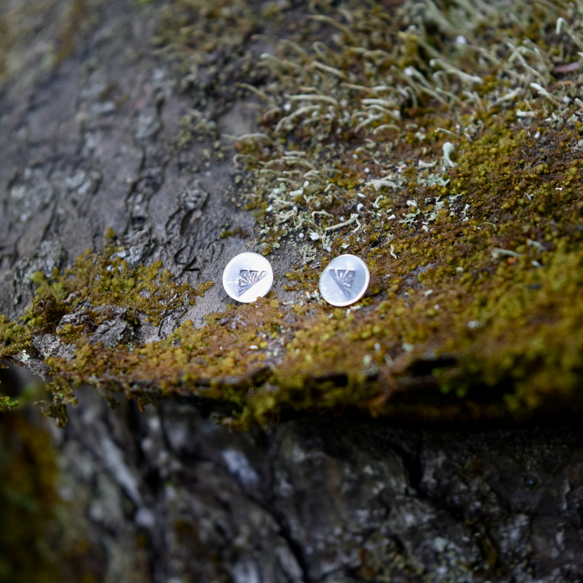 Deco Hug Studs